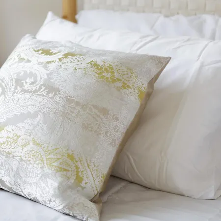 Live In Millenium Square Leeds (West Yorkshire)