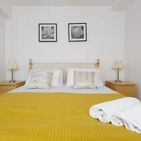 Live In Millenium Square Apartment *