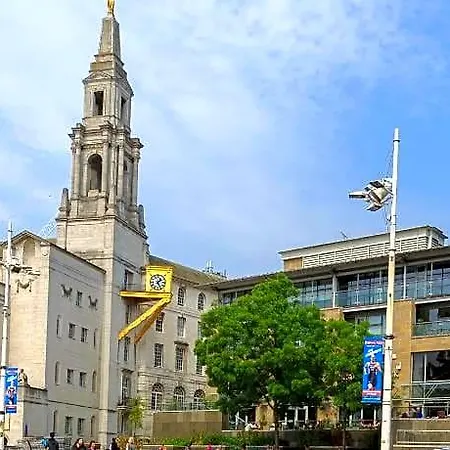 Live In Millenium Square Apartment *