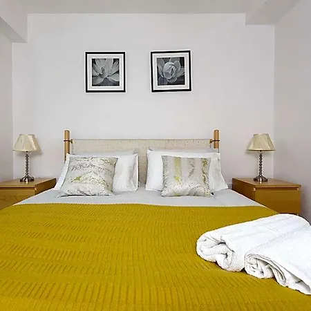 Live In Millenium Square Apartment Leeds (West Yorkshire)