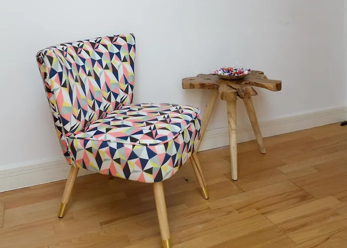 Live In Millenium Square Apartment *