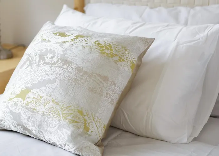 Live In Millenium Square Leeds (West Yorkshire)